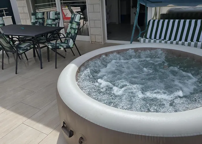 Luxury Ani Ii With Jacuzzi Apartment