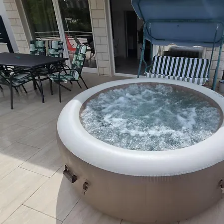 Lägenhet Luxury Ani Ii With Jacuzzi