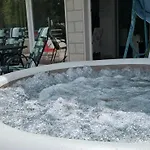 Luxury Ani Ii With Jacuzzi Apartment