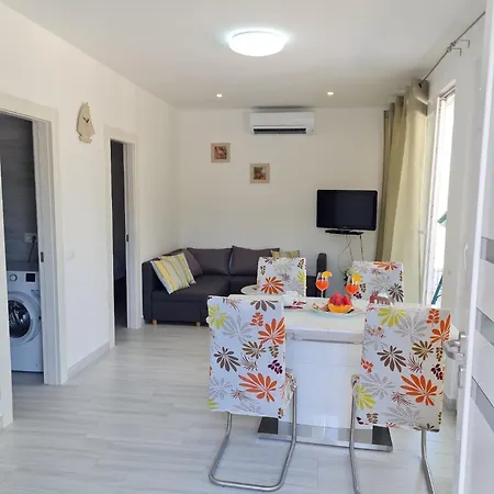 Luxury Ani Ii With Jacuzzi Apartmán Sutivan