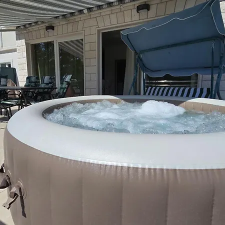 Luxury Ani Ii With Jacuzzi Apartmán *