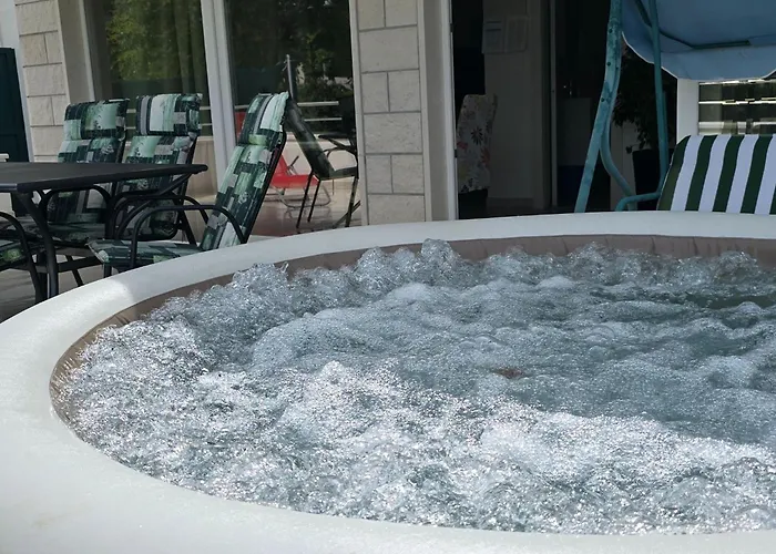 Luxury Ani Ii With Jacuzzi شقة
